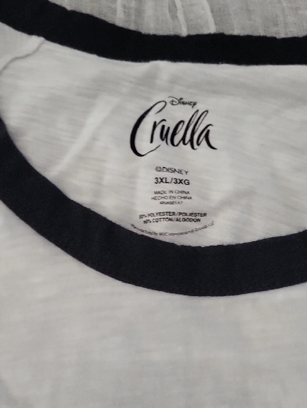 Disney 3x Cruella White and Black Crewneck T-Shirt And Shorts Pajamad - Picture 2 of 15